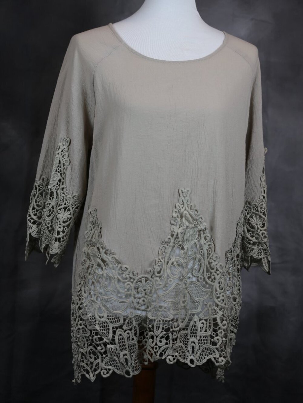 NWT ODDY Women's Beige Crochet Hem Tunic Top. Large
